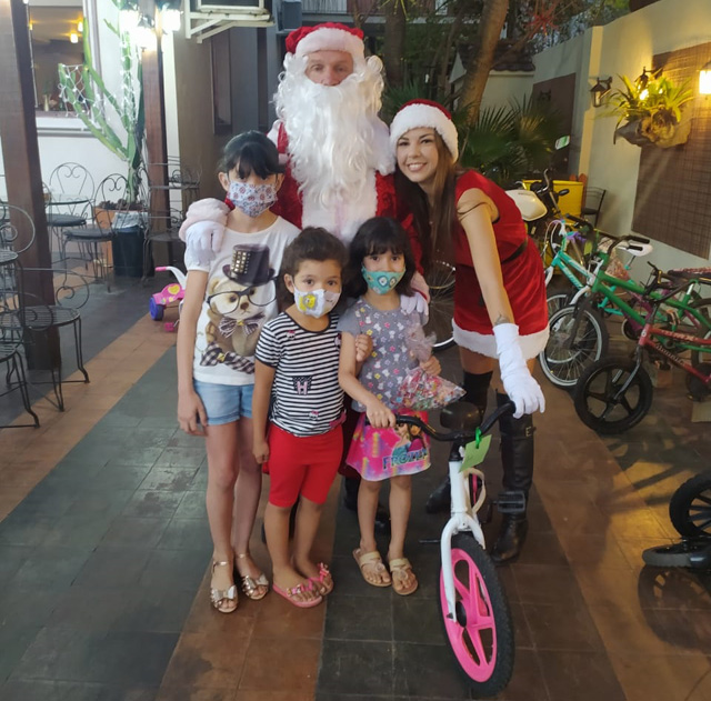 Papai Noel entregou 35 bicicletas para crianças carentes