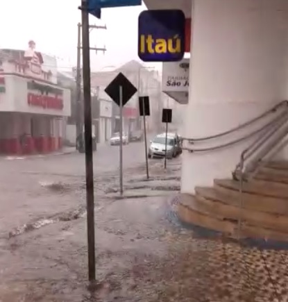 Chuvarada inunda Rua 7 de Setembro