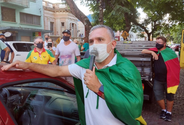 Carreata pede reabertura do comércio e kit covid-19 grátis