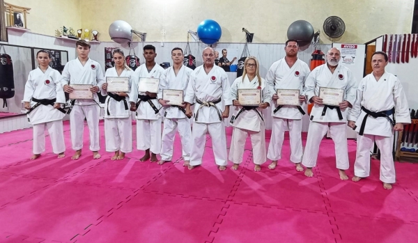 Faixas pretas da AKPM receberam diplomas da Confederação Brasileira de Karate