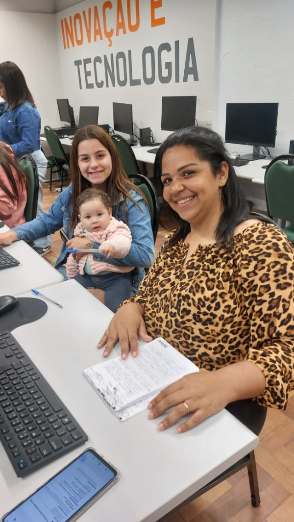 Mãe, filha e neta na capacitação da Coordenadoria da Mulher e SENAI