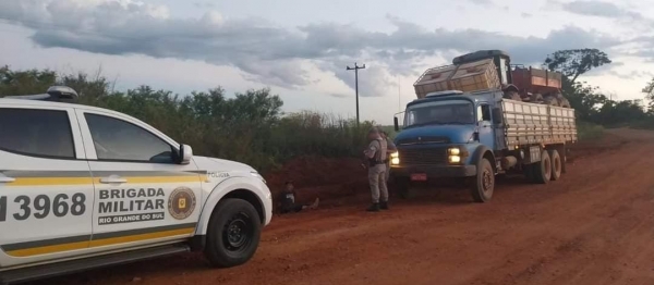 Caminhão furtado junto com trator é recuperado pela Brigada Militar 