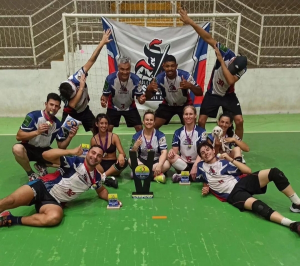 Atletas lideram competição regional de vôlei misto