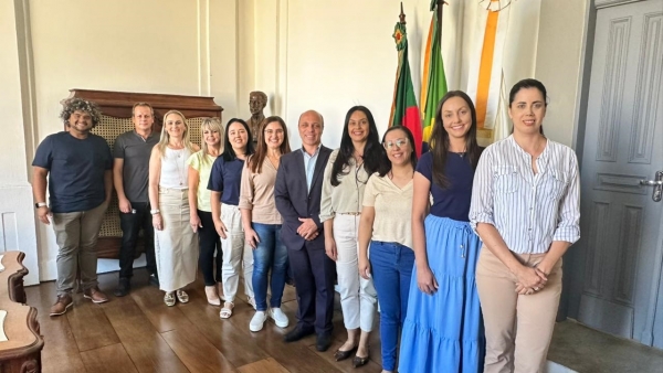 Prefeito apresenta a equipe da Educação