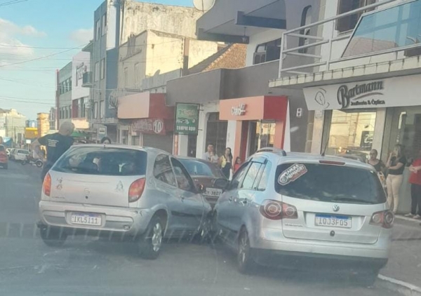 Carro bateu em três automóveis estacionados na Júlio de Castilhos 