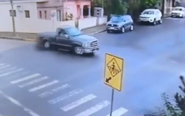 Câmera flagra motorista se exibindo na Aparício Borges