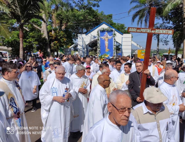 Romaria deu show de fé e banho de flores