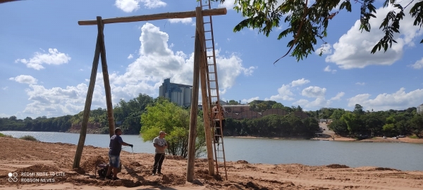 Prefeitura instala balanço gigante na Praia Nova