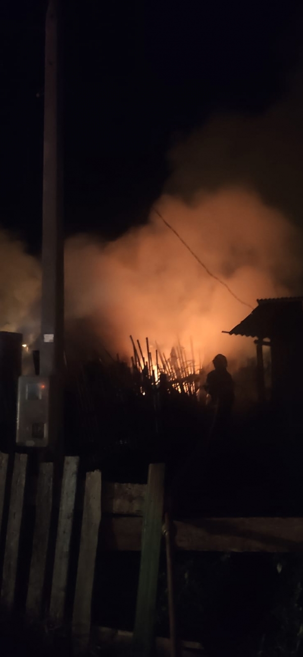 Casa é destruída pelo fogo no Bairro Funcap 