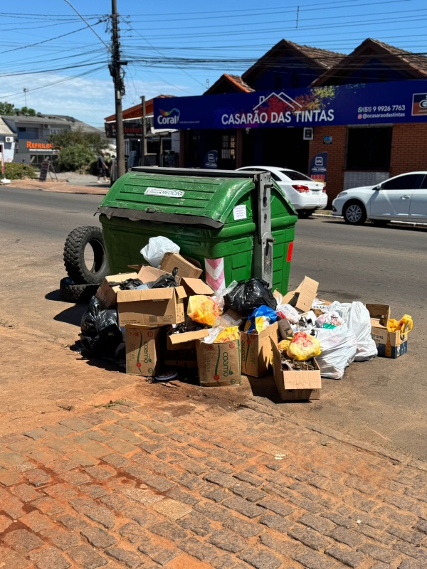  Excesso de lixo em contêiner incomoda moradora