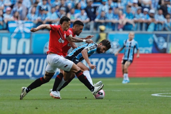 Grêmio vence o Atlético-GO por 3 a 1