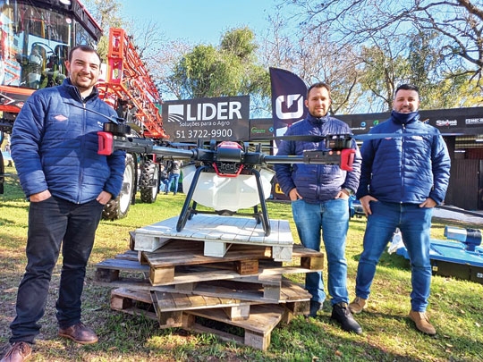 Líder apresenta drones para pulverização das lavouras