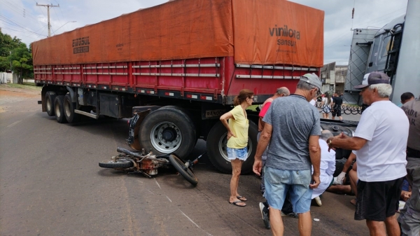 Choque entre moto e carreta deixa ferido na Avenida dos Imigrantes