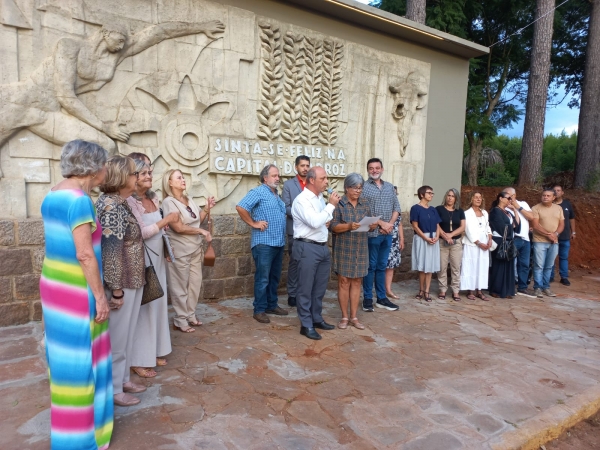 Obra de travamento do painel histórico de boas-vindas é inaugurada