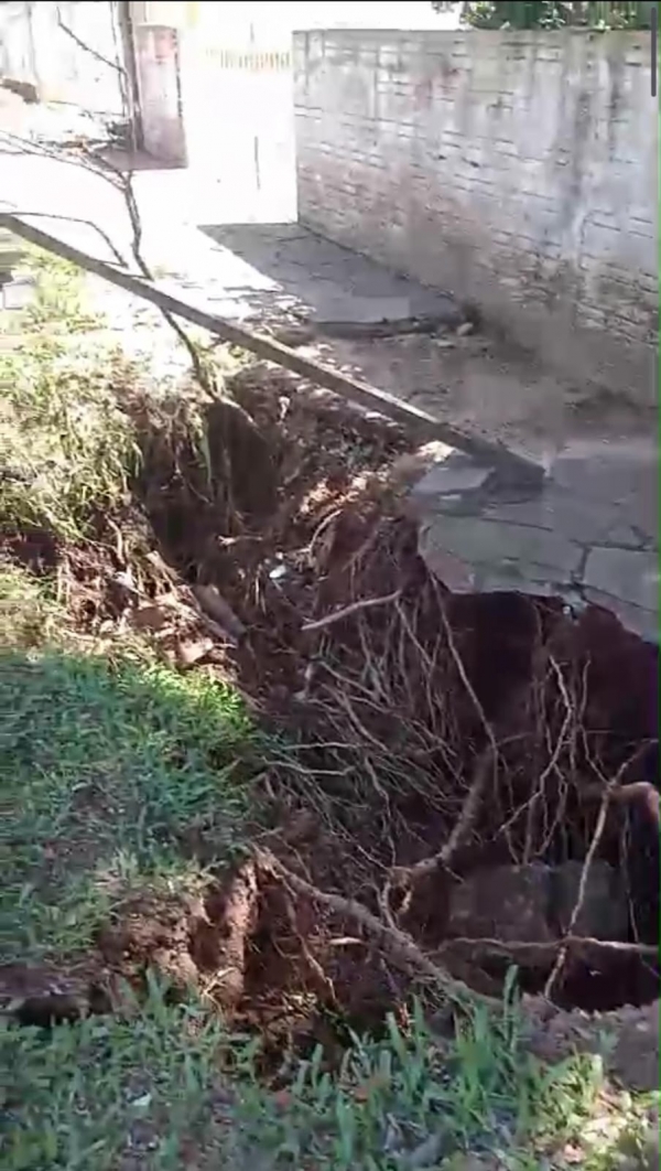 Leitor pede conserto de dois buracos na Rua Henrique Longoni