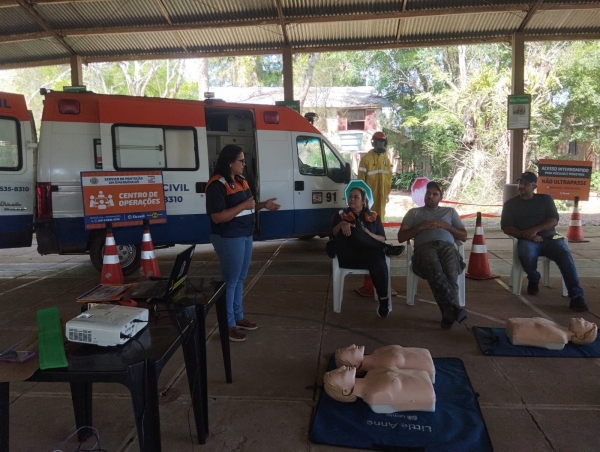 Equipe de emergência é treinada pela Defesa Civil