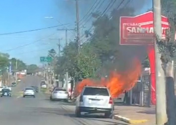 Carro pega fogo na Avenida Brasil 