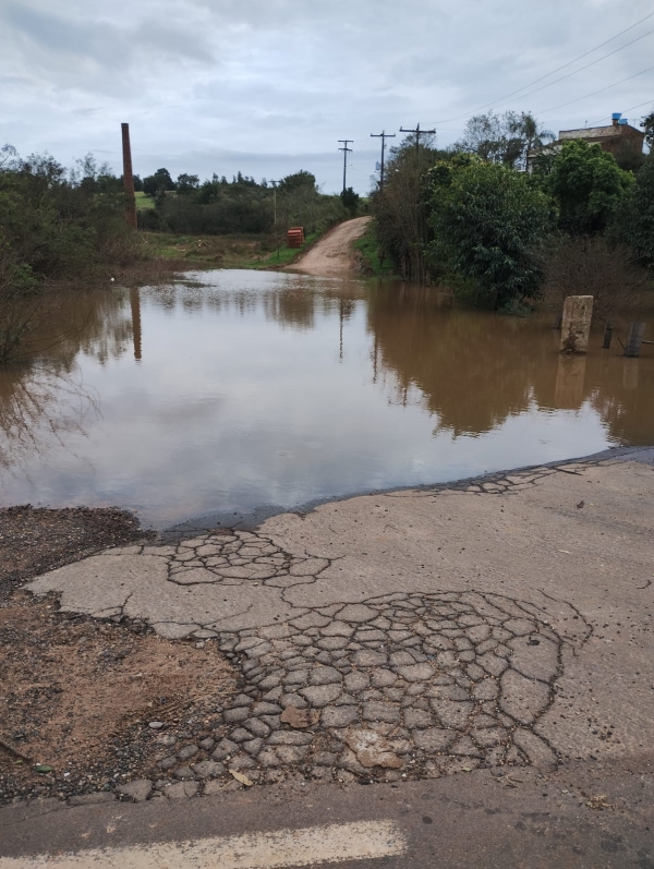 Água alaga corredor no fim do asfalto na Ferreira 