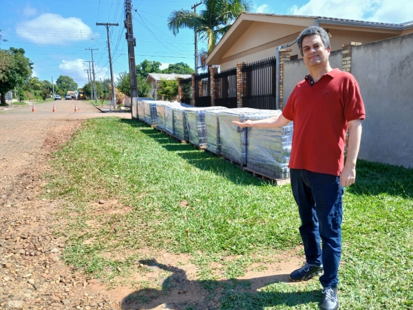 Figueiró confere material para calçamento da Rua Don Feliciano