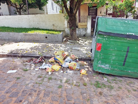 Contêiner sem fundo na Manduca Carvalho