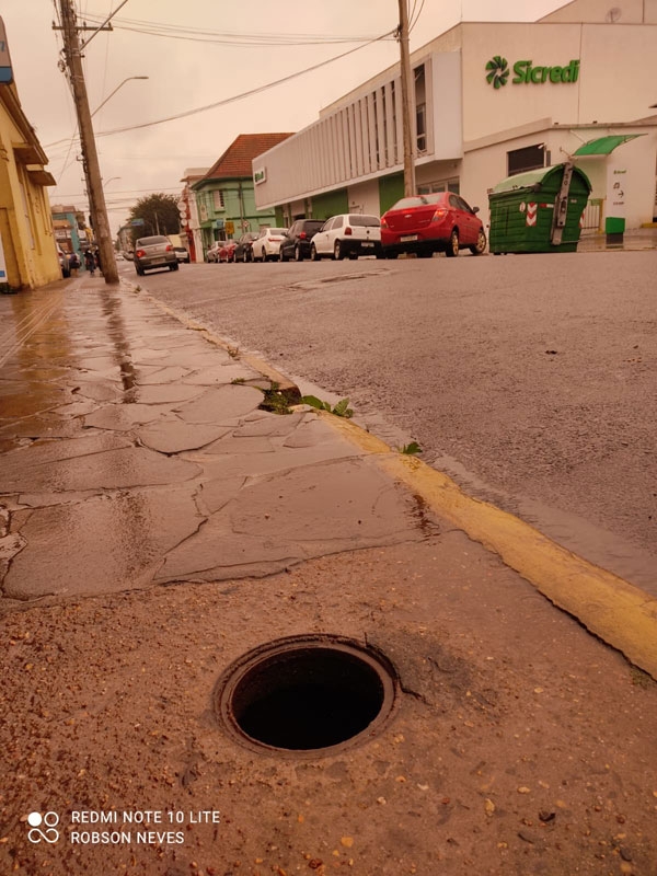 Tampas de esgoto são furtadas na Rua Saldanha Marinho