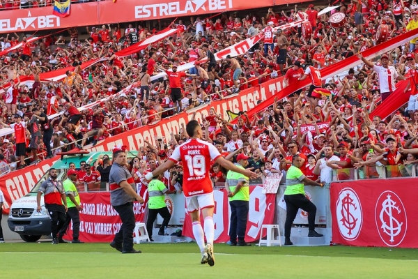 Inter goleia o Bragantino e fica a cinco pontos dos líderes