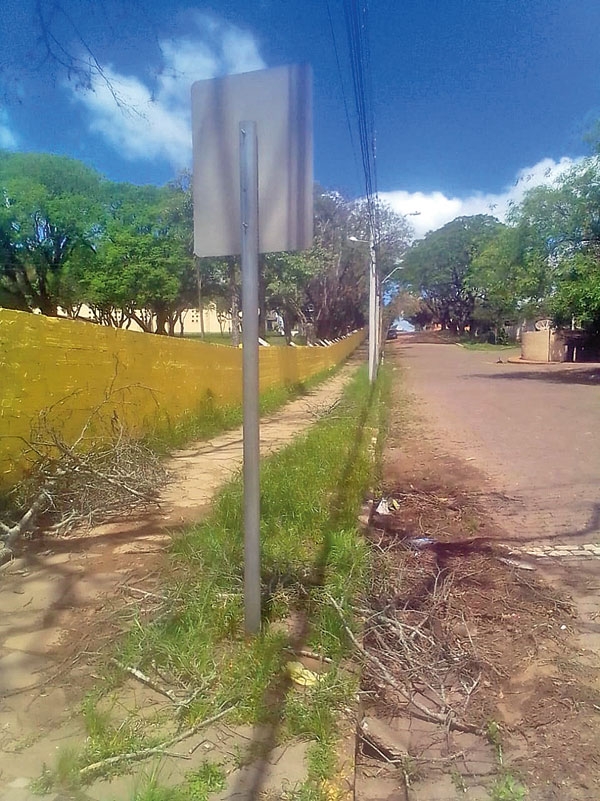 Leitor pede limpeza em rua ao lado da Fenarroz