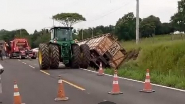 Caminhão boiadeiro sofre acidente em Três Vendas 